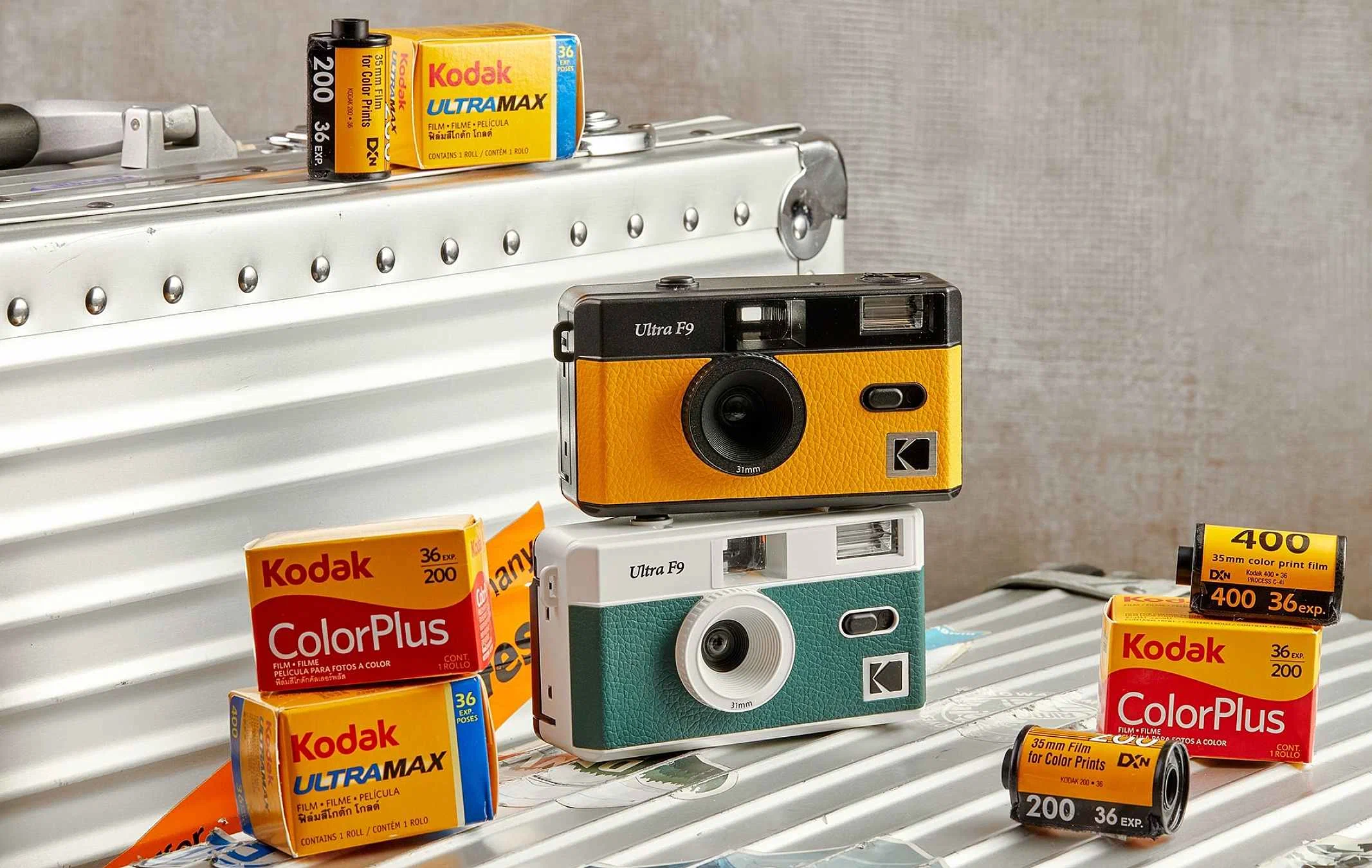 Ống kính cố định 31mm f/9 trên máy ảnh film Kodak Ultra F9 phù hợp chụp sinh hoạt